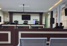 Suasana sidang praperadilan WP alias Ayu di Pengadilan Negeri Kotamobagu. Majelis hakim menolak seluruh permohonan, sehingga status tersangka tetap sah.