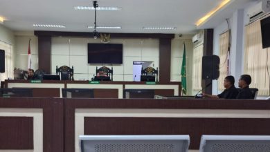 Suasana sidang praperadilan WP alias Ayu di Pengadilan Negeri Kotamobagu. Majelis hakim menolak seluruh permohonan, sehingga status tersangka tetap sah.