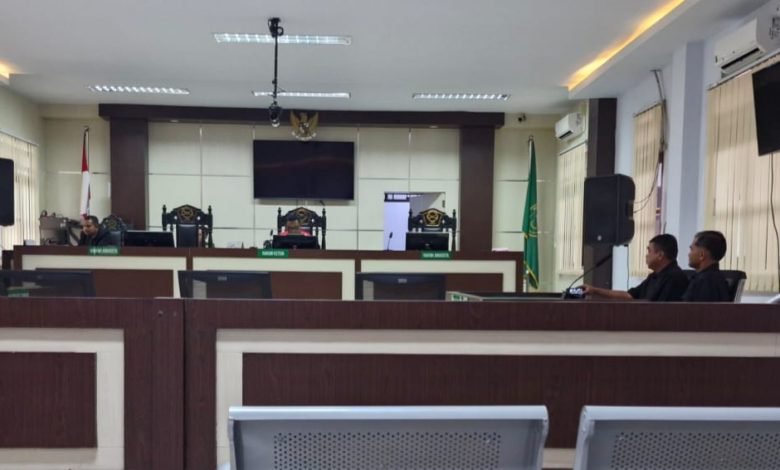 Suasana sidang praperadilan WP alias Ayu di Pengadilan Negeri Kotamobagu. Majelis hakim menolak seluruh permohonan, sehingga status tersangka tetap sah.