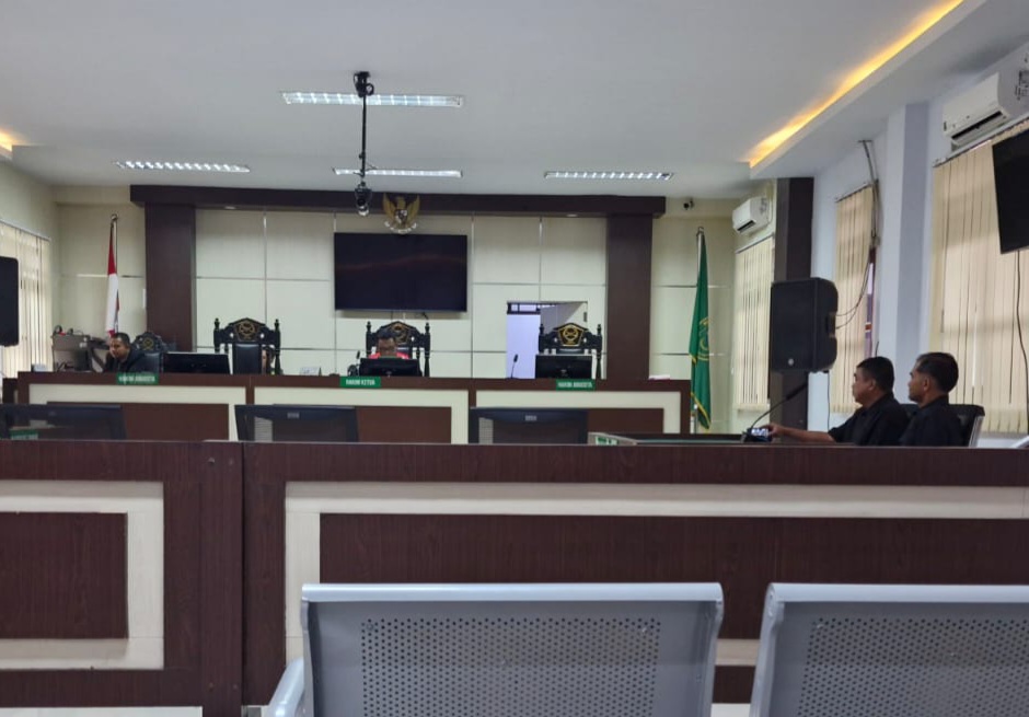 Suasana sidang praperadilan WP alias Ayu di Pengadilan Negeri Kotamobagu. Majelis hakim menolak seluruh permohonan, sehingga status tersangka tetap sah.