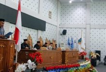 Fikri Gam menyampaikan pandangan umum Fraksi Karya Bolaang Mongondow Utara Maju pada rapat paripurna DPRD Boltara, Rabu (17/6/2026).