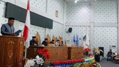 Fikri Gam menyampaikan pandangan umum Fraksi Karya Bolaang Mongondow Utara Maju pada rapat paripurna DPRD Boltara, Rabu (17/6/2026).