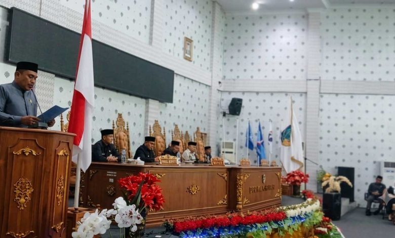 Fikri Gam menyampaikan pandangan umum Fraksi Karya Bolaang Mongondow Utara Maju pada rapat paripurna DPRD Boltara, Rabu (17/6/2026).