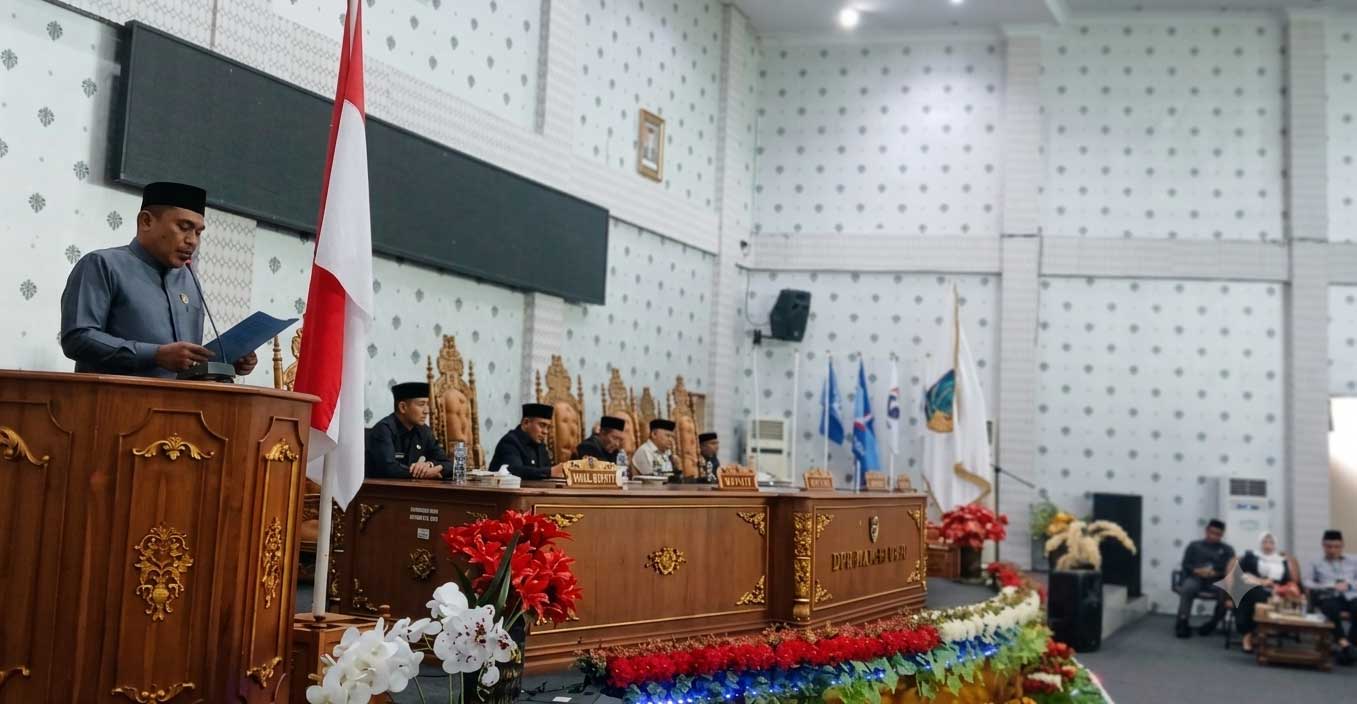 Fikri Gam menyampaikan pandangan umum Fraksi Karya Bolaang Mongondow Utara Maju pada rapat paripurna DPRD Boltara, Rabu (17/6/2026).