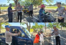 Personel Satlantas Polres Boltara memberikan edukasi keselamatan berlalu lintas dan bantuan kepada warga di Kaidipang.