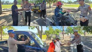 Personel Satlantas Polres Boltara memberikan edukasi keselamatan berlalu lintas dan bantuan kepada warga di Kaidipang.