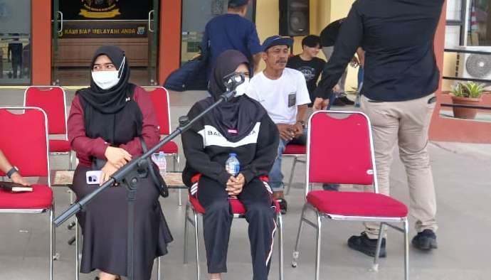 WP alias Ayu (kanan) bersama penasihat hukumnya menghadiri rekonstruksi kasus kematian Candri Wartabone di Mapolres Boltara, Jumat (5/6/2026). Tersangka tidak memerankan adegan dan hanya menyaksikan jalannya reka ulang. Foto: Istimewa.