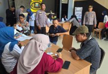Petugas Sidokkes Polres Boltara melayani peserta pemeriksaan kesehatan gratis dalam rangka menyambut Hari Bhayangkara ke-80 di Mapolres Boltara, Rabu (10/6/2026).