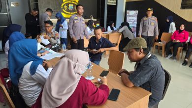 Petugas Sidokkes Polres Boltara melayani peserta pemeriksaan kesehatan gratis dalam rangka menyambut Hari Bhayangkara ke-80 di Mapolres Boltara, Rabu (10/6/2026).