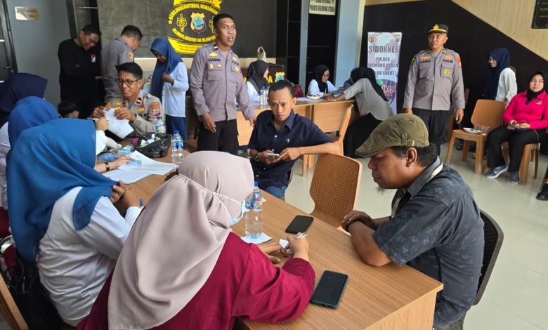 Petugas Sidokkes Polres Boltara melayani peserta pemeriksaan kesehatan gratis dalam rangka menyambut Hari Bhayangkara ke-80 di Mapolres Boltara, Rabu (10/6/2026).