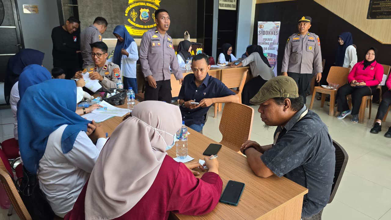 Petugas Sidokkes Polres Boltara melayani peserta pemeriksaan kesehatan gratis dalam rangka menyambut Hari Bhayangkara ke-80 di Mapolres Boltara, Rabu (10/6/2026).