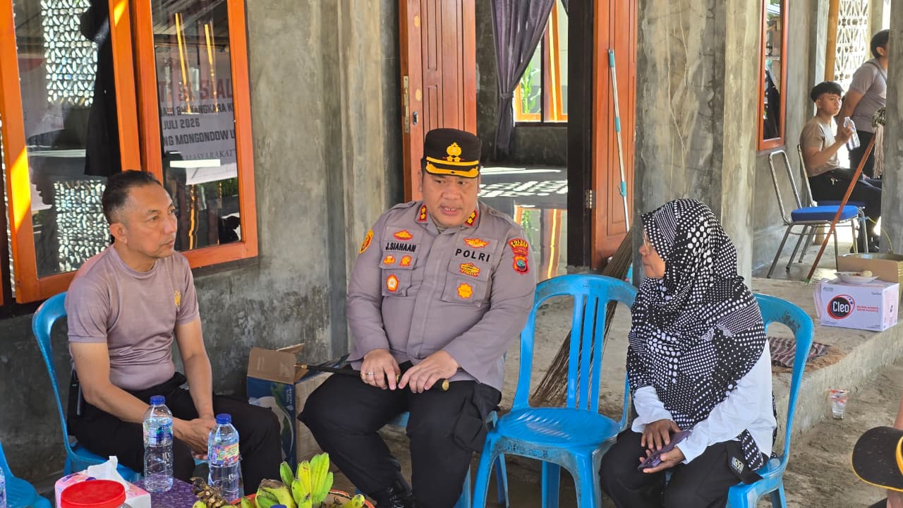 Kapolres Bolaang Mongondow Utara AKBP Juleigtin Siahaan (tengah) didampingi Wakapolres Kompol Abdul Rahman Faudji (kiri) berbincang dengan warga usai kegiatan Bhakti Religi di Masjid Al-Muslimin, Desa Bigo Selatan, Kecamatan Kaidipang, Kamis (11/6/2026). Kegiatan tersebut merupakan bagian dari rangkaian peringatan HUT Bhayangkara ke-80.