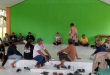 Petani, penambang, pemerintah desa, dan Tim Irigasi Buko mengikuti forum dialog di Kecamatan Pinogaluman, Kamis, (11/6/2026). Pertemuan tersebut menghasilkan kesepakatan penghentian sementara aktivitas pertambangan emas tanpa izin (PETI) dengan metode tailing hingga masa panen padi selesai guna menjaga kualitas air Sungai Andagile yang menjadi sumber irigasi pertanian. (Foto: Istimewa)