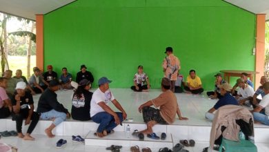 Petani, penambang, pemerintah desa, dan Tim Irigasi Buko mengikuti forum dialog di Kecamatan Pinogaluman, Kamis, (11/6/2026). Pertemuan tersebut menghasilkan kesepakatan penghentian sementara aktivitas pertambangan emas tanpa izin (PETI) dengan metode tailing hingga masa panen padi selesai guna menjaga kualitas air Sungai Andagile yang menjadi sumber irigasi pertanian. (Foto: Istimewa)