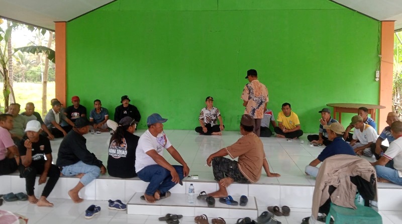 Petani, penambang, pemerintah desa, dan Tim Irigasi Buko mengikuti forum dialog di Kecamatan Pinogaluman, Kamis, (11/6/2026). Pertemuan tersebut menghasilkan kesepakatan penghentian sementara aktivitas pertambangan emas tanpa izin (PETI) dengan metode tailing hingga masa panen padi selesai guna menjaga kualitas air Sungai Andagile yang menjadi sumber irigasi pertanian. (Foto: Istimewa)