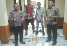 Kapolsek Urban Kaidipang AKP Sofian Ramin bersama personel memperlihatkan barang bukti cap tikus hasil patroli malam.