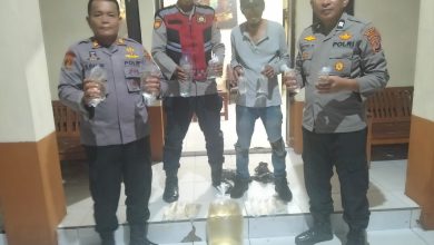 Kapolsek Urban Kaidipang AKP Sofian Ramin bersama personel memperlihatkan barang bukti cap tikus hasil patroli malam.
