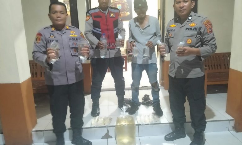 Kapolsek Urban Kaidipang AKP Sofian Ramin bersama personel memperlihatkan barang bukti cap tikus hasil patroli malam.