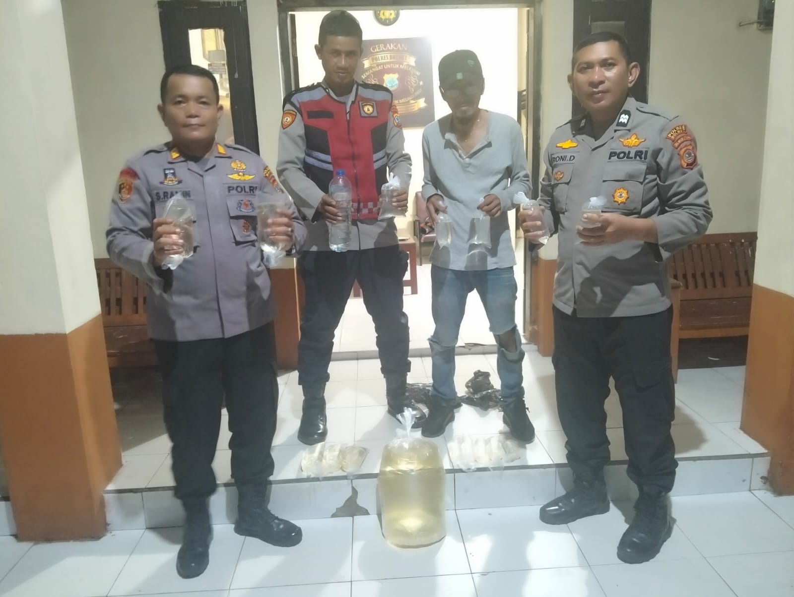 Kapolsek Urban Kaidipang AKP Sofian Ramin bersama personel memperlihatkan barang bukti cap tikus hasil patroli malam.