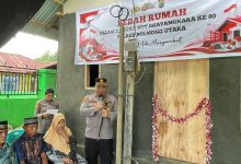 Kapolres Bolmong Utara AKBP Juleigtin Siahaan memberikan sambutan saat peresmian rumah hasil program bedah rumah di Desa Paku Selatan, Kecamatan Bolangitang Barat, Rabu (17/6/2026). Foto: Humas Polres Bolmut