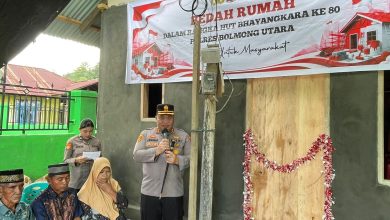 Kapolres Bolmong Utara AKBP Juleigtin Siahaan memberikan sambutan saat peresmian rumah hasil program bedah rumah di Desa Paku Selatan, Kecamatan Bolangitang Barat, Rabu (17/6/2026). Foto: Humas Polres Bolmut