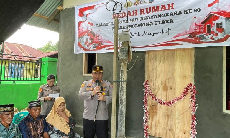 Kapolres Bolmong Utara AKBP Juleigtin Siahaan memberikan sambutan saat peresmian rumah hasil program bedah rumah di Desa Paku Selatan, Kecamatan Bolangitang Barat, Rabu (17/6/2026). Foto: Humas Polres Bolmut