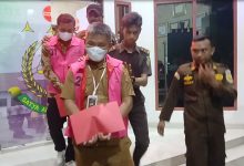 Foto: Kepala Desa Huntuk, Oldi F. Kumolontang (depan), bersama operator desa, Fadlan Alamri (belakang), mengenakan rompi tahanan usai ditetapkan sebagai tersangka dugaan korupsi Dana Desa dan Alokasi Dana Desa Tahun Anggaran 2024 oleh Kejari Bolaang Mongondow Utara.