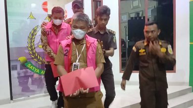 Foto: Kepala Desa Huntuk, Oldi F. Kumolontang (depan), bersama operator desa, Fadlan Alamri (belakang), mengenakan rompi tahanan usai ditetapkan sebagai tersangka dugaan korupsi Dana Desa dan Alokasi Dana Desa Tahun Anggaran 2024 oleh Kejari Bolaang Mongondow Utara.