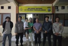 Personel Polsek Pinogaluman menunjukkan anak yang berhasil ditemukan dalam kondisi sehat, Minggu (5/7/2026) dini hari.