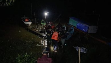 Tim gabungan mengevakuasi jenazah Aiptu Sumaryanto di Sungai Desa Tumbang Kalemei, Katingan, Minggu (5/7/2026).