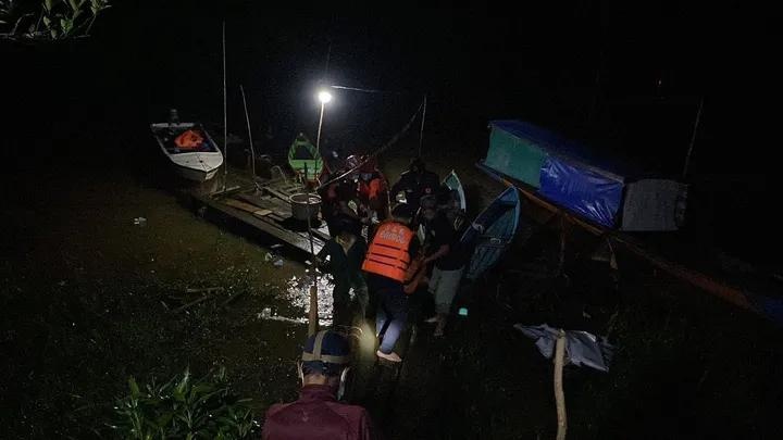Tim gabungan mengevakuasi jenazah Aiptu Sumaryanto di Sungai Desa Tumbang Kalemei, Katingan, Minggu (5/7/2026).