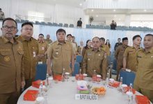 Plt Bupati Bolmut Moh Aditya Pontoh bersama jajaran pejabat pemerintah saat menghadiri rakor pengawasan pemerintahan di Sulawesi Utara.