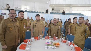 Plt Bupati Bolmut Moh Aditya Pontoh bersama jajaran pejabat pemerintah saat menghadiri rakor pengawasan pemerintahan di Sulawesi Utara.