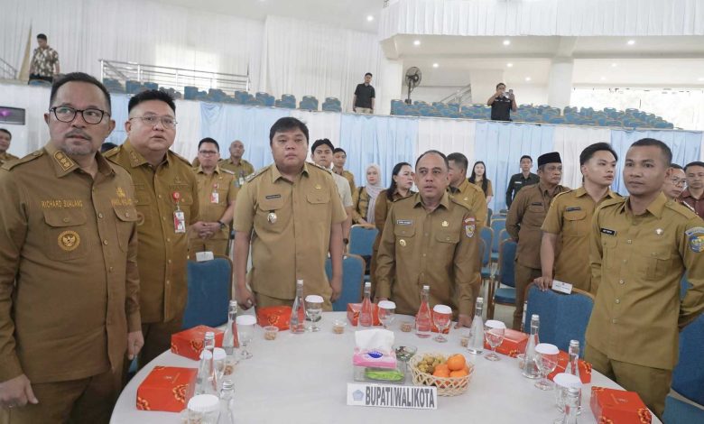 Plt Bupati Bolmut Moh Aditya Pontoh bersama jajaran pejabat pemerintah saat menghadiri rakor pengawasan pemerintahan di Sulawesi Utara.