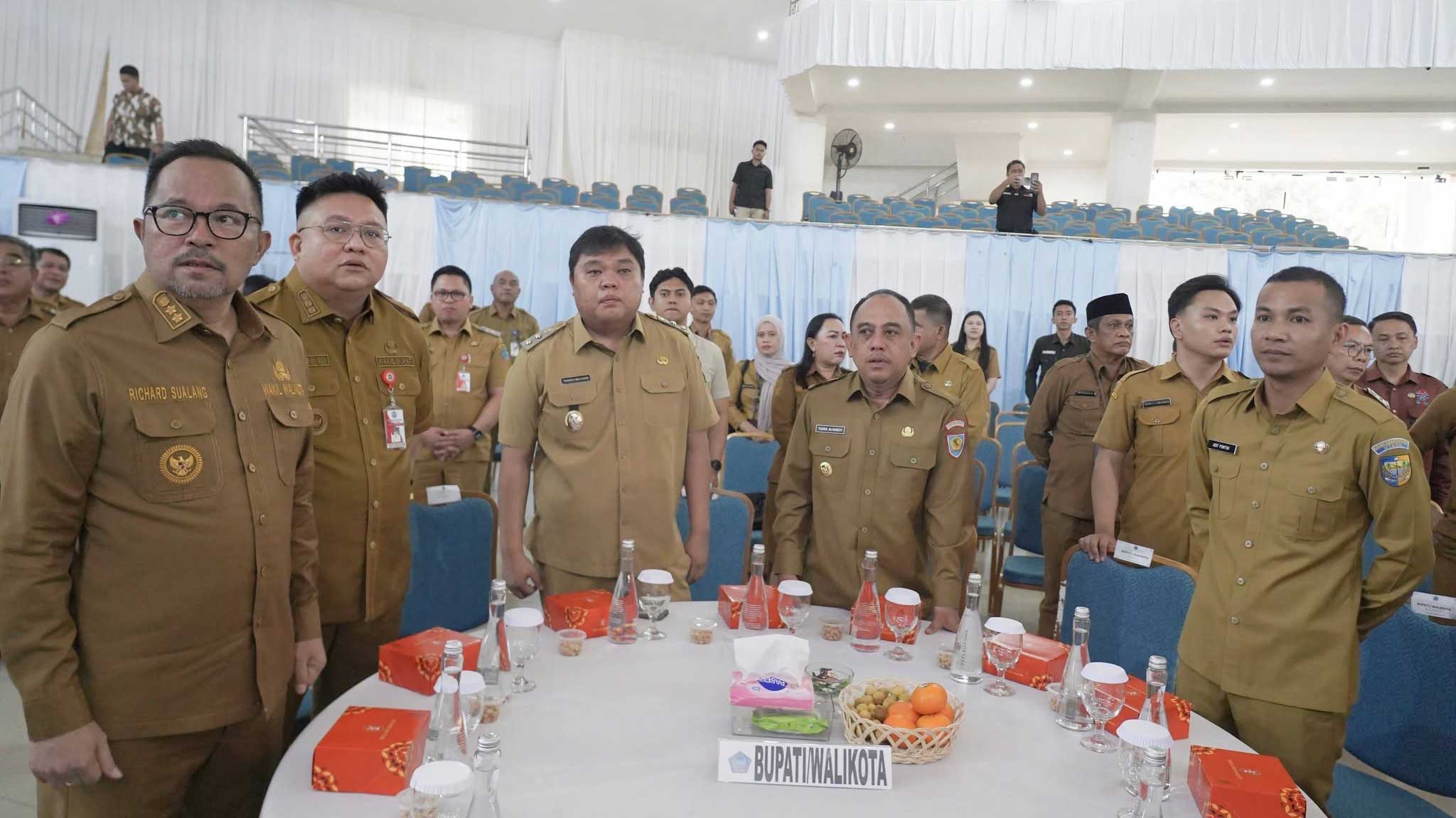 Plt Bupati Bolmut Moh Aditya Pontoh bersama jajaran pejabat pemerintah saat menghadiri rakor pengawasan pemerintahan di Sulawesi Utara.